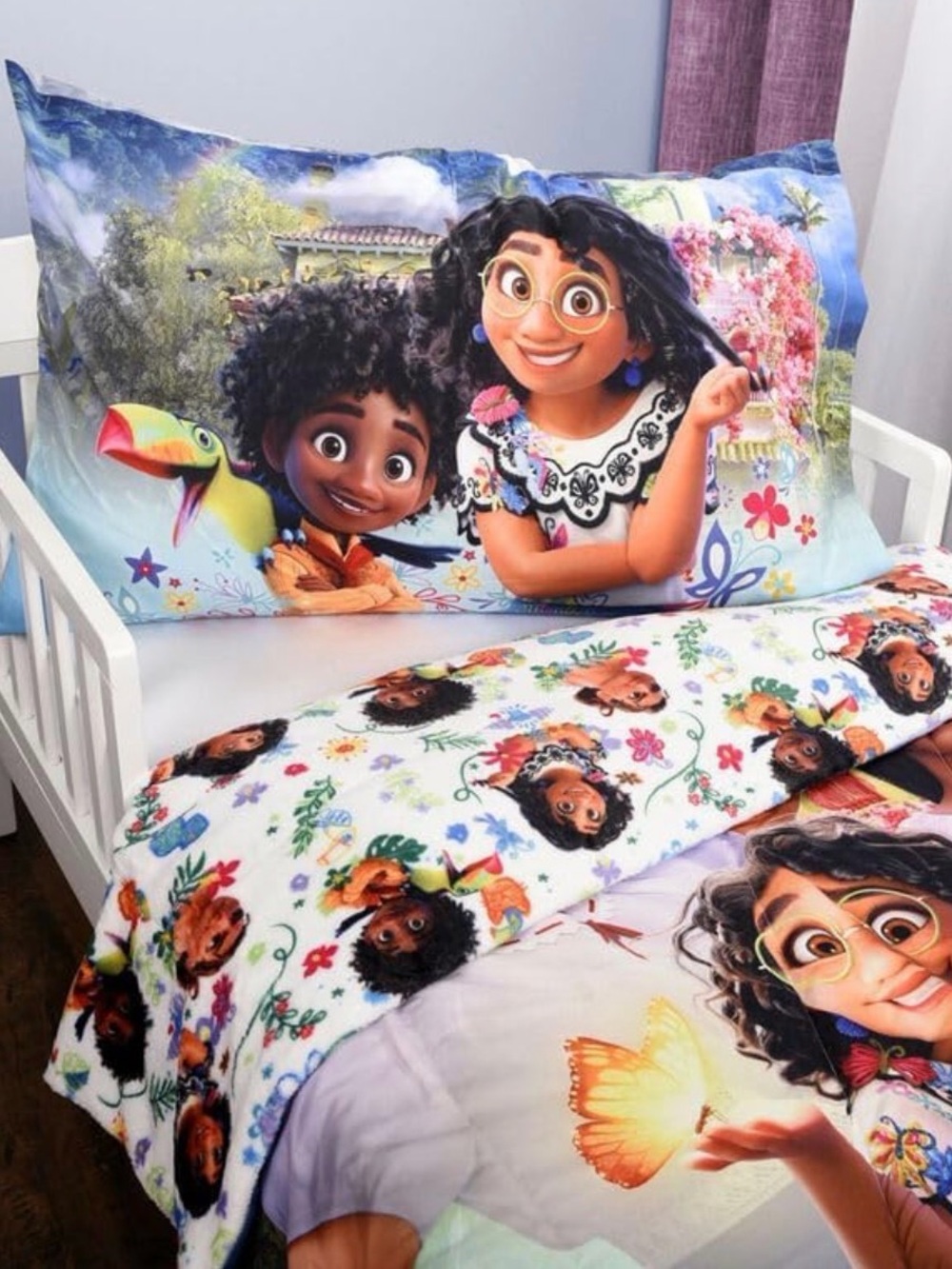 Disney Encanto 2pc Toddler Set and Multicolor Children's Bedding Set